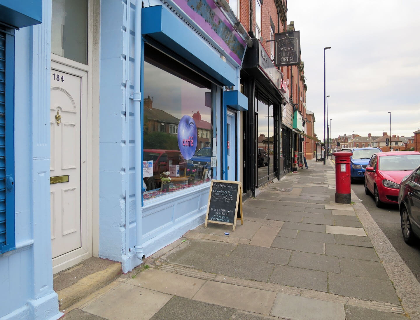 Student Accommodation in Heaton, Newcastle - row of shops and cafes on Heaton Road