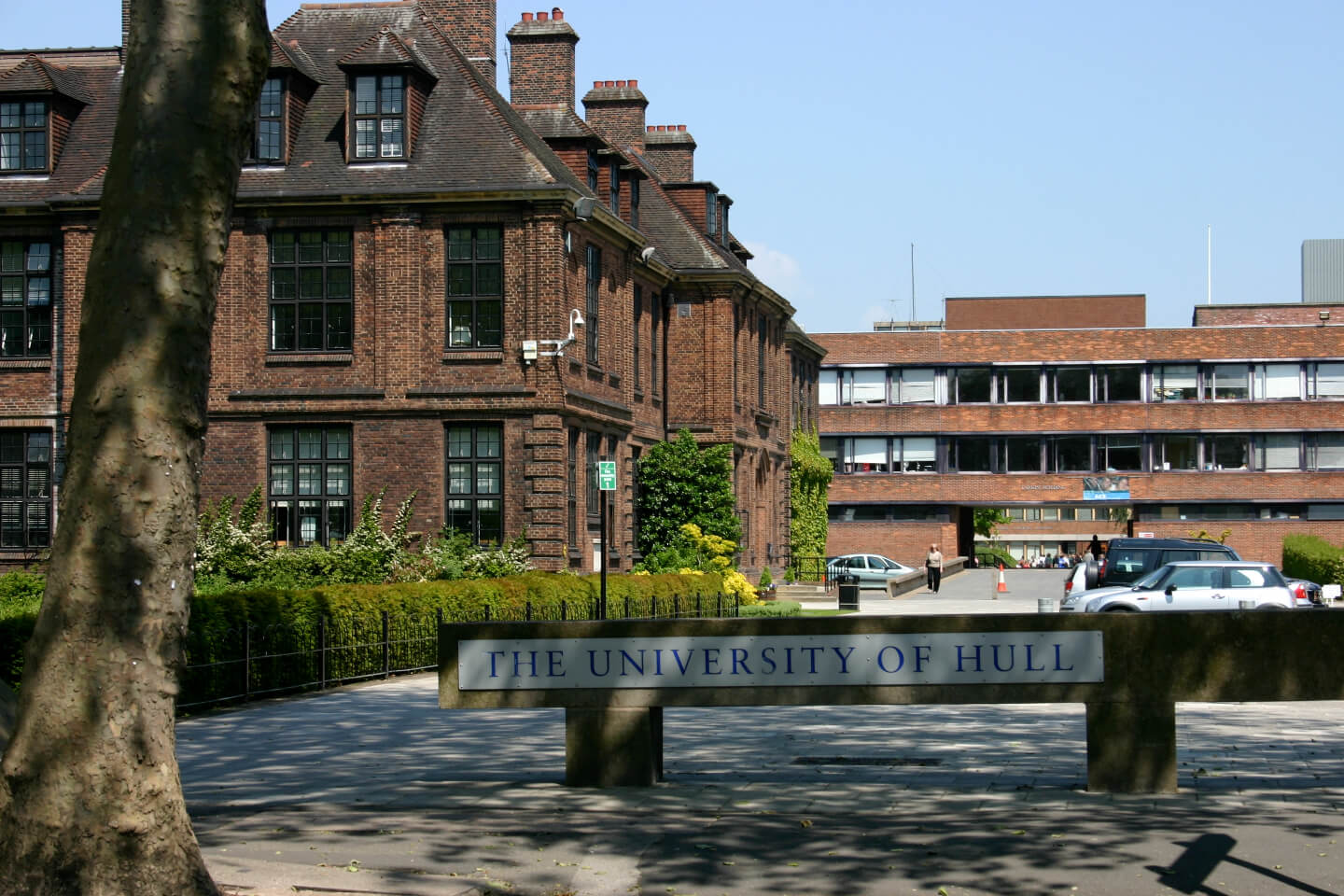 Student Accommodation in Cottingham Road, Hull - The University of Hull main entrance on Cottingham Road