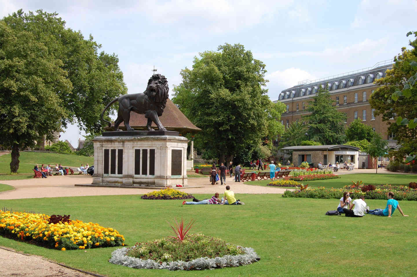 town-centre-reading-student-area-sturents