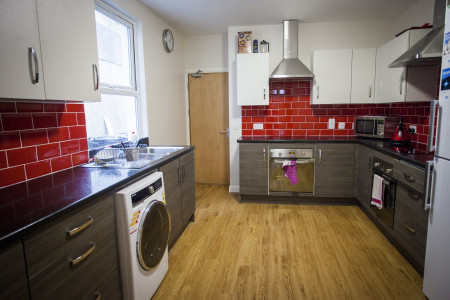 8 bed student house to rent on Bryn Road, Brynmill, Swansea, SA2