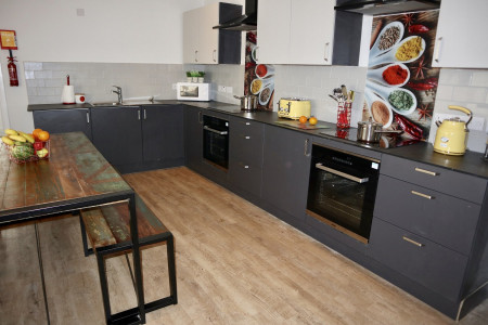 8 bed student house to rent on Oystermouth Road, Brynmill, Swansea, SA1