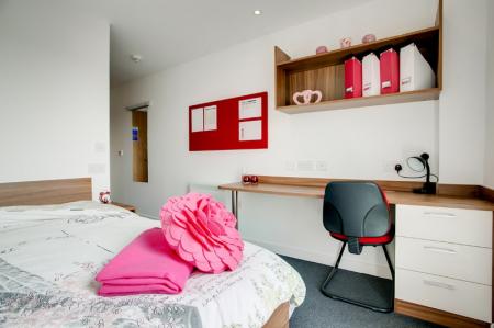 Standard Ensuite 5 bed student flat to rent on Aston Webb Boulevard, Birmingham, B15