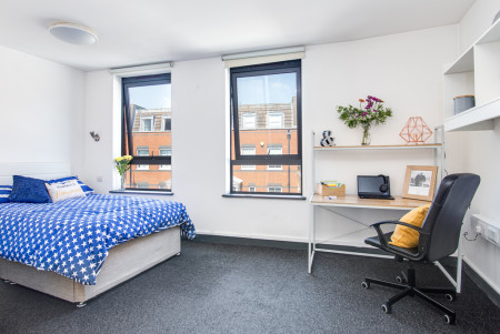 Diamond Studio Student flat to rent on Fulham Palace Road, London, W6