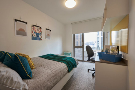 Upper Floor En-Suite 1 bed student flat to rent on North End Road, London, HA9