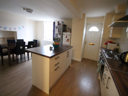8 bed student house to rent on Manor Terrace, Leeds, LS6