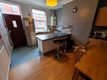 5 bed student house to rent on Burchett Place, Leeds, LS6