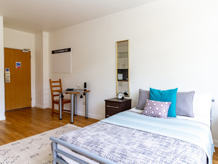 Gold Studio Student flat to rent on Kensal Road, London, W10