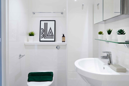Basic En-suite 4 bed student flat to rent on Mayfield Road, Southampton, SO17
