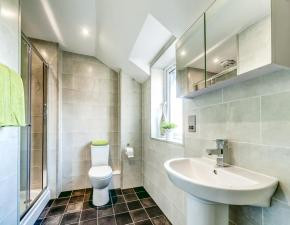 6 Bedroom Apartment