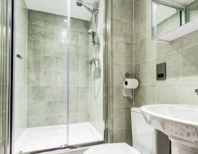 6 Bedroom Apartment