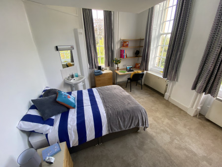 Classic Bedroom 5 bed student flat to rent on Fenham Hall Drive, Newcastle, NE4