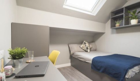 Classic Loft Ensuite Student flat to rent on Cromwell Range, Manchester, M14