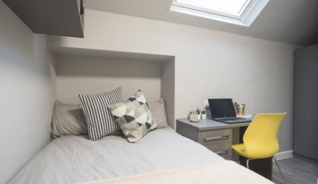 Premium Loft Ensuite Student flat to rent on Cromwell Range, Manchester, M14