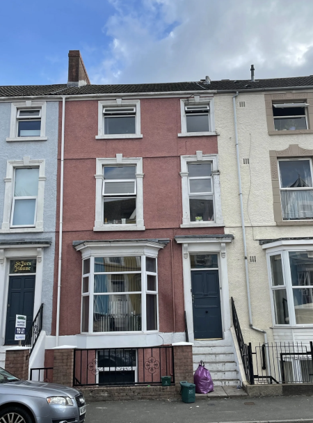 3 bedroom flat 3 bed student flat to rent on Bryn Road, Swansea, SA2