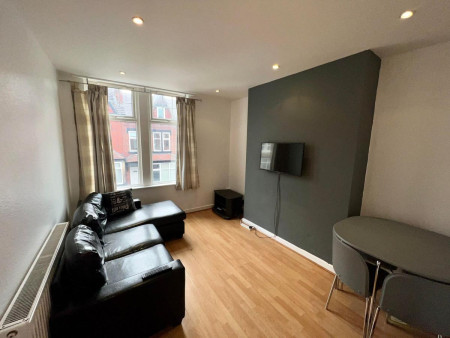 8 bed student house to rent on Winston Gardens, Leeds, LS6
