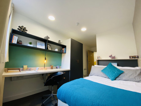 Ensuite Standard 6 bed student flat to rent on Blackhorse Ln, London, E17