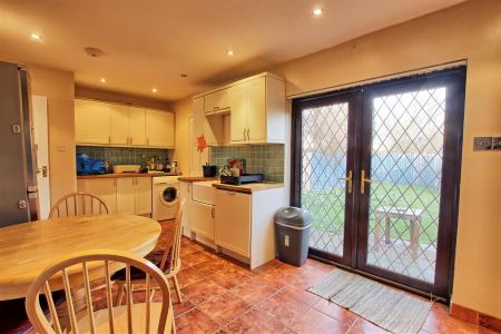 Elizabeth Way photo 7