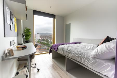 En-suite - Top floor 6 bed student flat to rent on York Street, Belfast, BT15