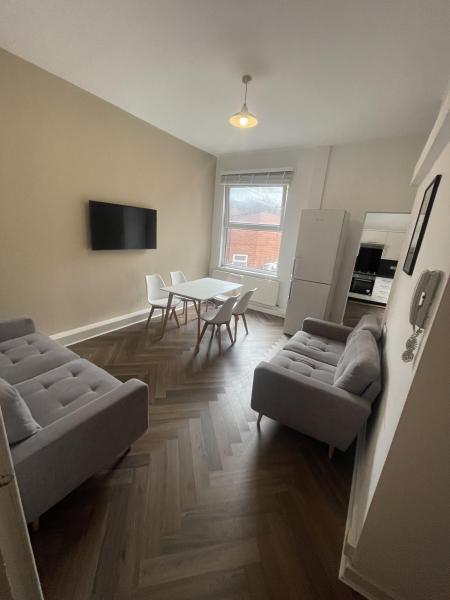 5 bed student house to rent on Regent Park Avenue, Leeds, LS6
