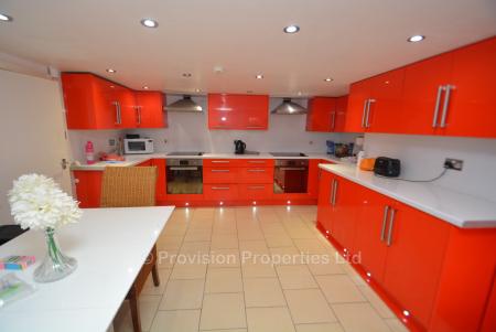 10 bed student house to rent on Kirkstall Lane, Leeds, LS6