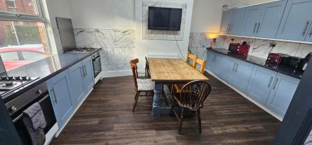 7 bed student house to rent on Headingley Avenue, Leeds, LS6