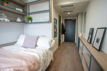 Ensuite 8 bed student flat to rent on Battersea Park Road, London, sw8