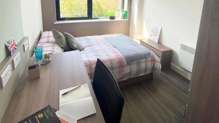 Deluxe Ensuite 4 bed student flat to rent on Commercial Road, Portsmouth, PO1