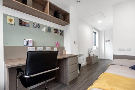 Premium Ensuite Plus 4 bed student flat to rent on Commercial Road, Portsmouth, PO1