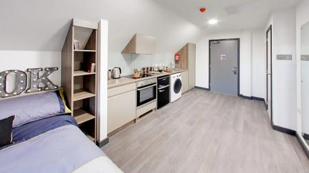 Superior Penthouse Studio Student flat to rent on Woodhouse Square, Leeds, LS3