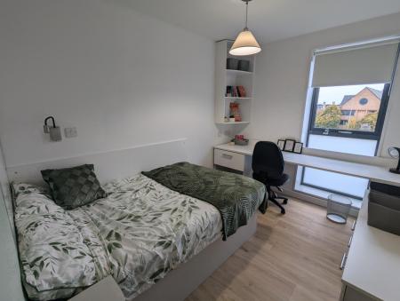 Refurbished Classic 4 Bed En-Suite 4 bed student flat to rent on Newmarket Road, Cambridge, CB5