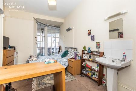 Student studio flat to rent on Bedford Square, Brighton, BN1