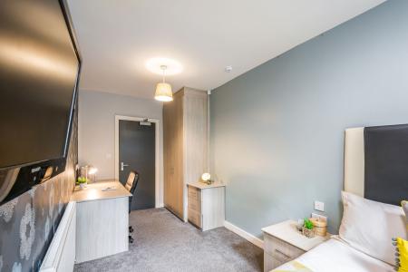 5 Bedroom Apartment