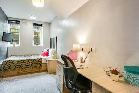 5 Bedroom Apartment
