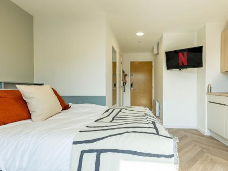 Courtyard View Studio Upper Floors Student flat to rent on Lower Bristol Road, Bath, BA2