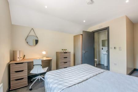 6 Bedroom Apartment