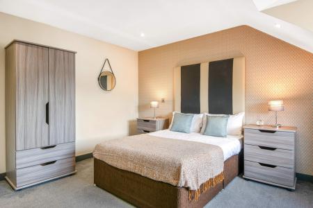 6 Bedroom Apartment