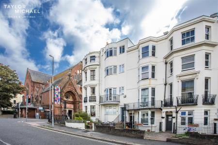 Student studio flat to rent on Lower Rock Gardens, Brighton, BN2