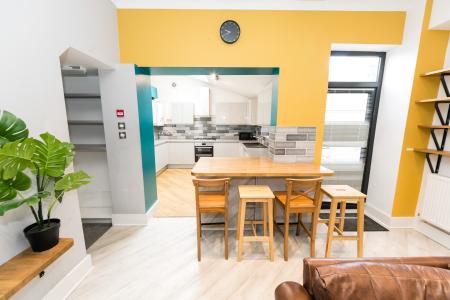8 bed student house to rent on Kendal Lane, Leeds, LS3