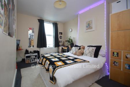 7 bed student house to rent on The Village Street, Leeds, LS4