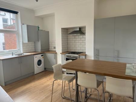 6 bed student house to rent on Cliff Mount, Leeds, LS6