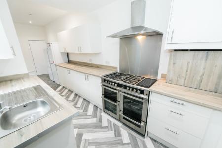 8 bed student house to rent on Winston Gardens, Leeds, LS6
