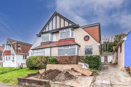 6 bed student house to rent on Bevendean Crescent, Brighton, BN2