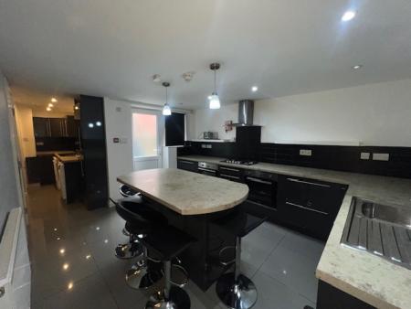 7 bed student house to rent on Manor Drive, Leeds, LS6
