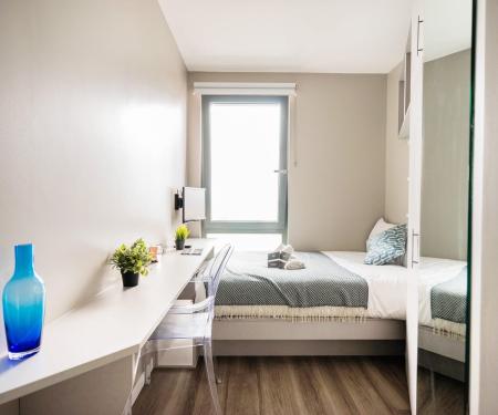 Compact Two Bed Apartment Student flat to rent on Old Oak Lane, London, NW10