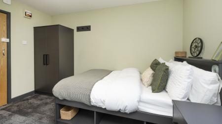 Ensuite 5 bed student flat to rent on New Cross Road, London, SE14