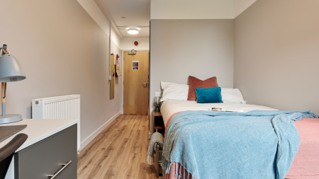 Bronze En-suite 5 bed student flat to rent on North End Road, London, HA9