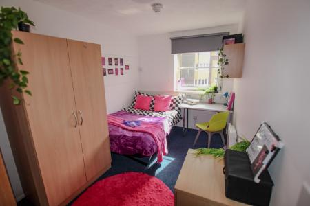 Non Ensuite - Silver (6 Bed) 6 bed student flat to rent on Royal Crescent Road, Southampton, SO14
