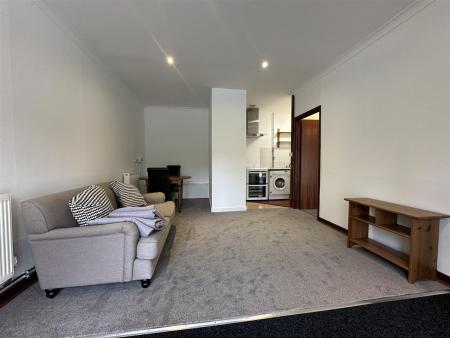 Student studio flat to rent on Right side Pine Way, Southampton, SO16