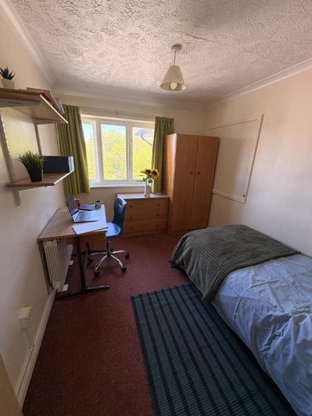 Three Bedroom Compact 3 bed student flat to rent on Station Road East, Canterbury, CT1