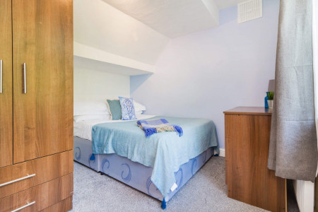 5 Bedroom Apartment